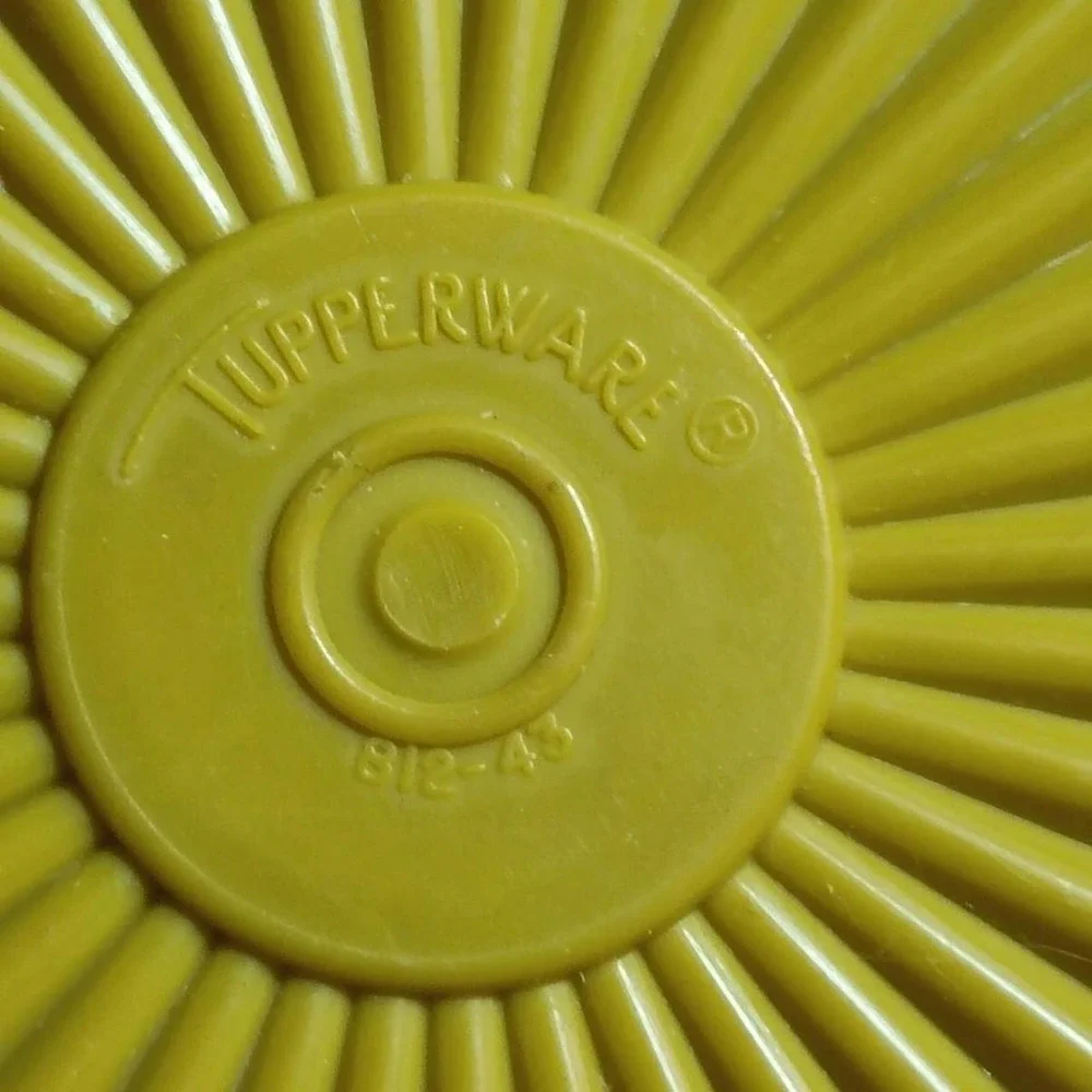 Tupperware Vintage Servalier Sunburst Lids Set of 4 Yellow Green 812-41 812-43